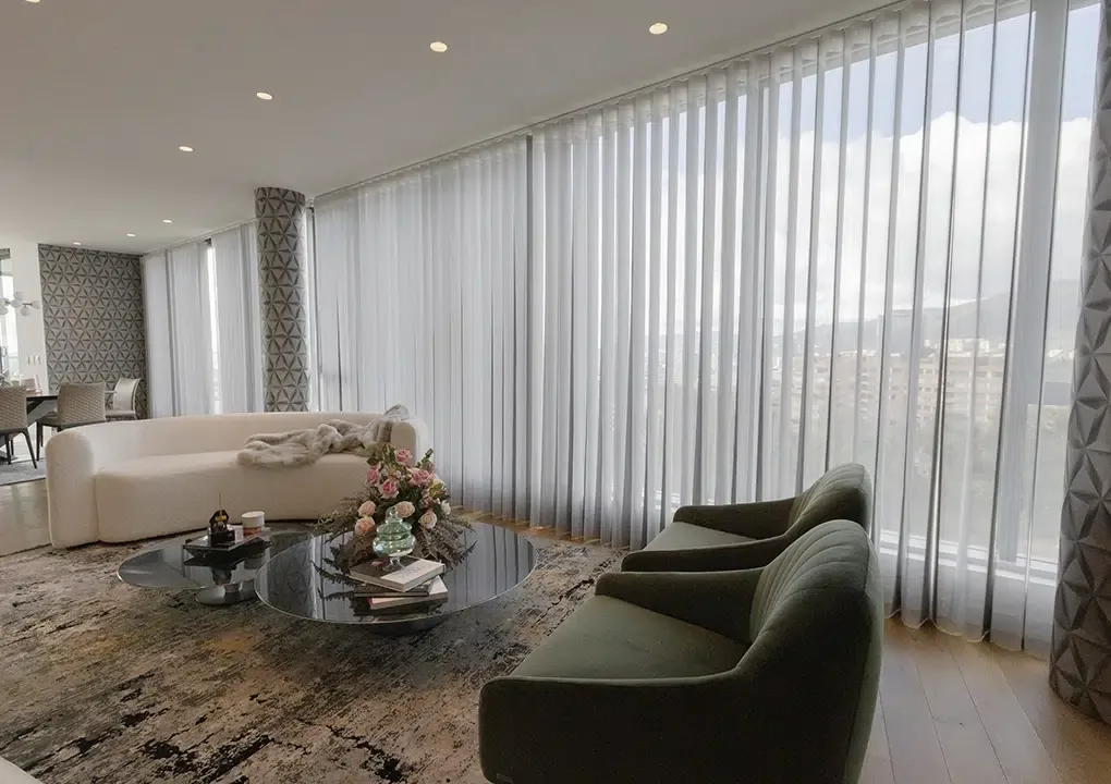 Cortinas Sheer Vertical en Cali: láminas que giran
