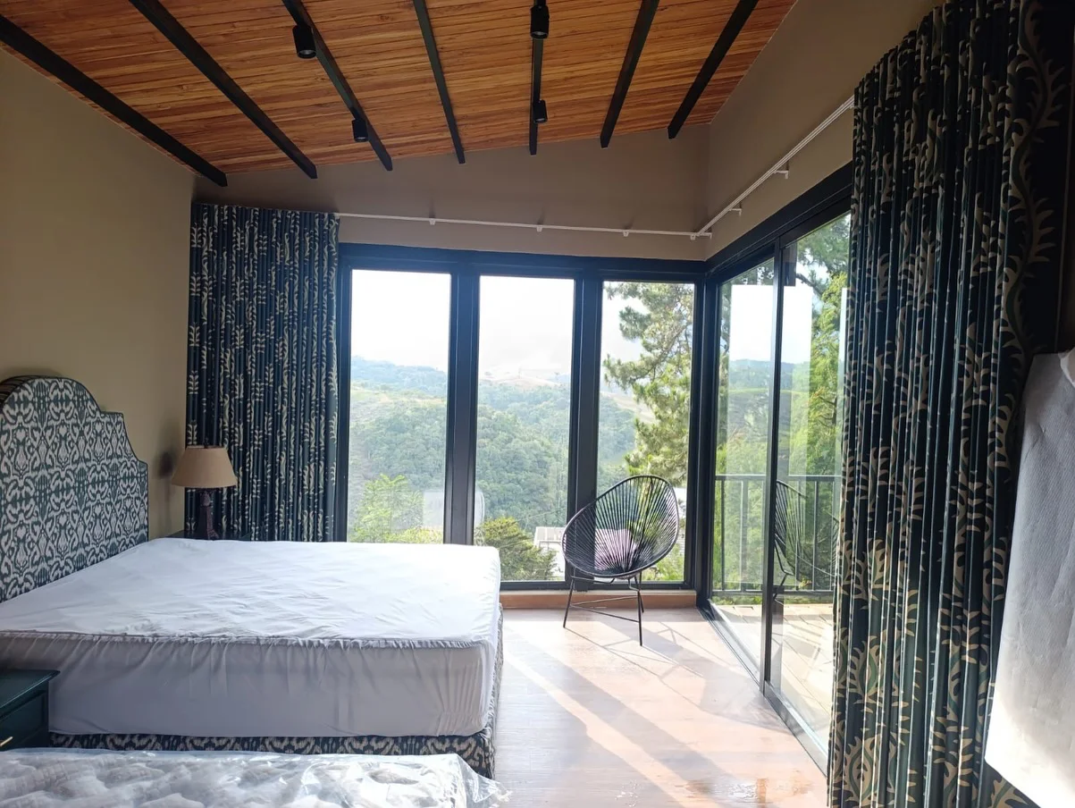 Cortinas Onda Serena estampadas en habitación con vista al Lago Calima