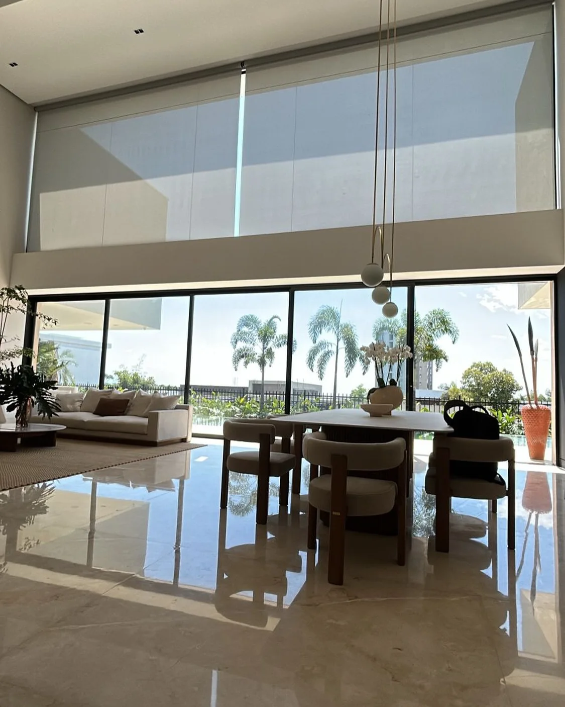 Cortinas enrollables screen a doble altura en sala con escalera en Cali