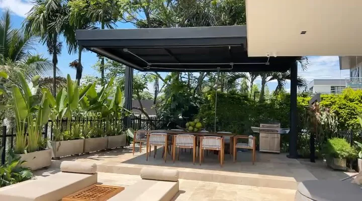 Pérgola y toldos en terraza con zona de comedor exterior en Pance, Cali