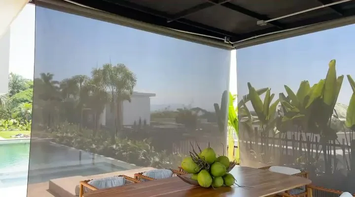Toldos verticales screen en terraza con piscina, casa en Pance, Cali
