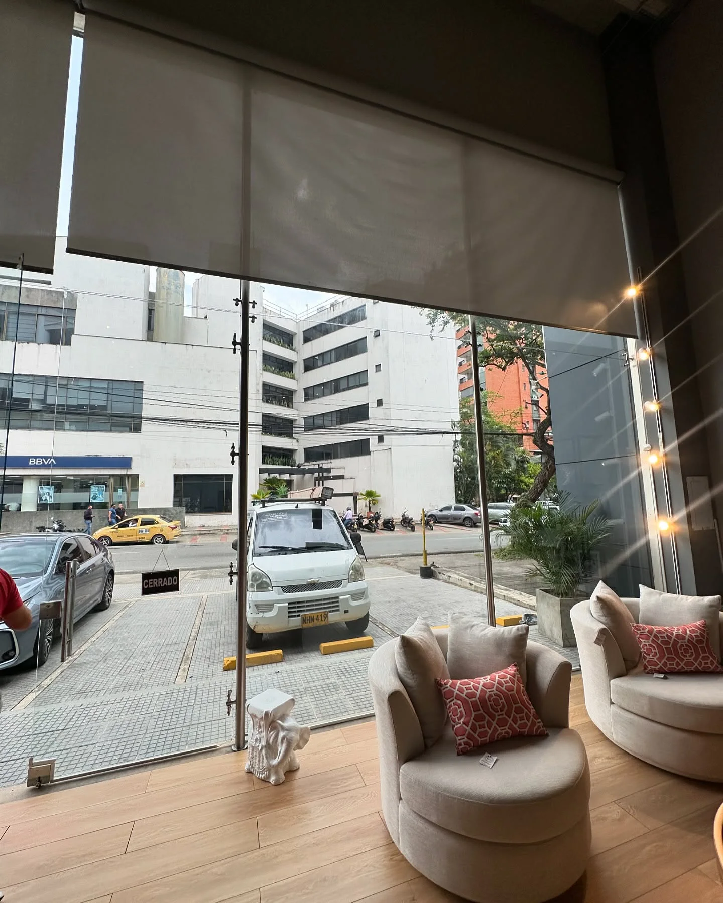 Cortina enrollable screen en ventanal de doble altura con vista a la ciudad de Cali