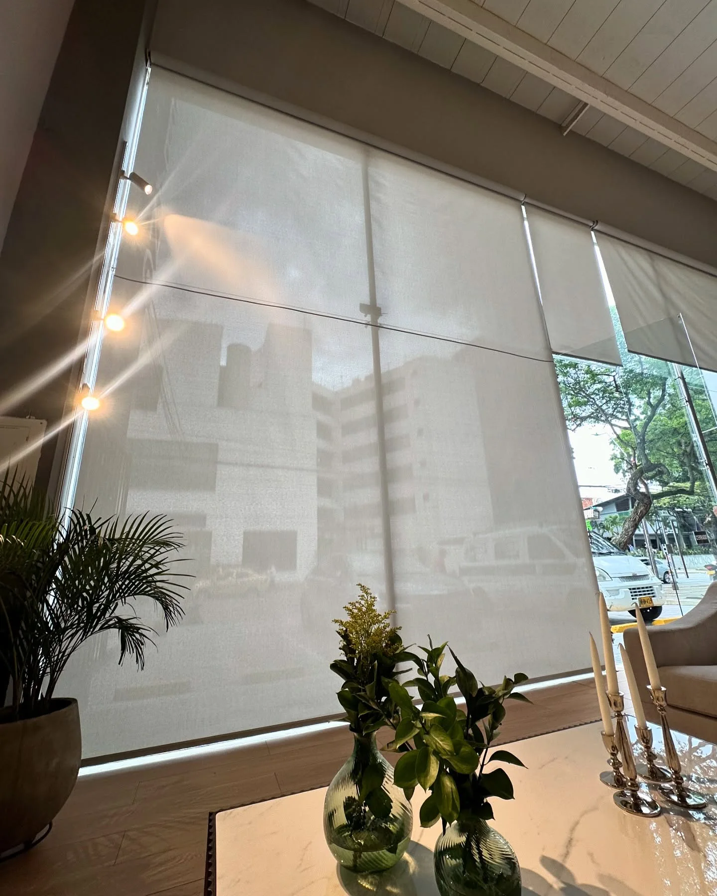 Cortinas enrollables en tela screen para ventanal de apartamento en Cali