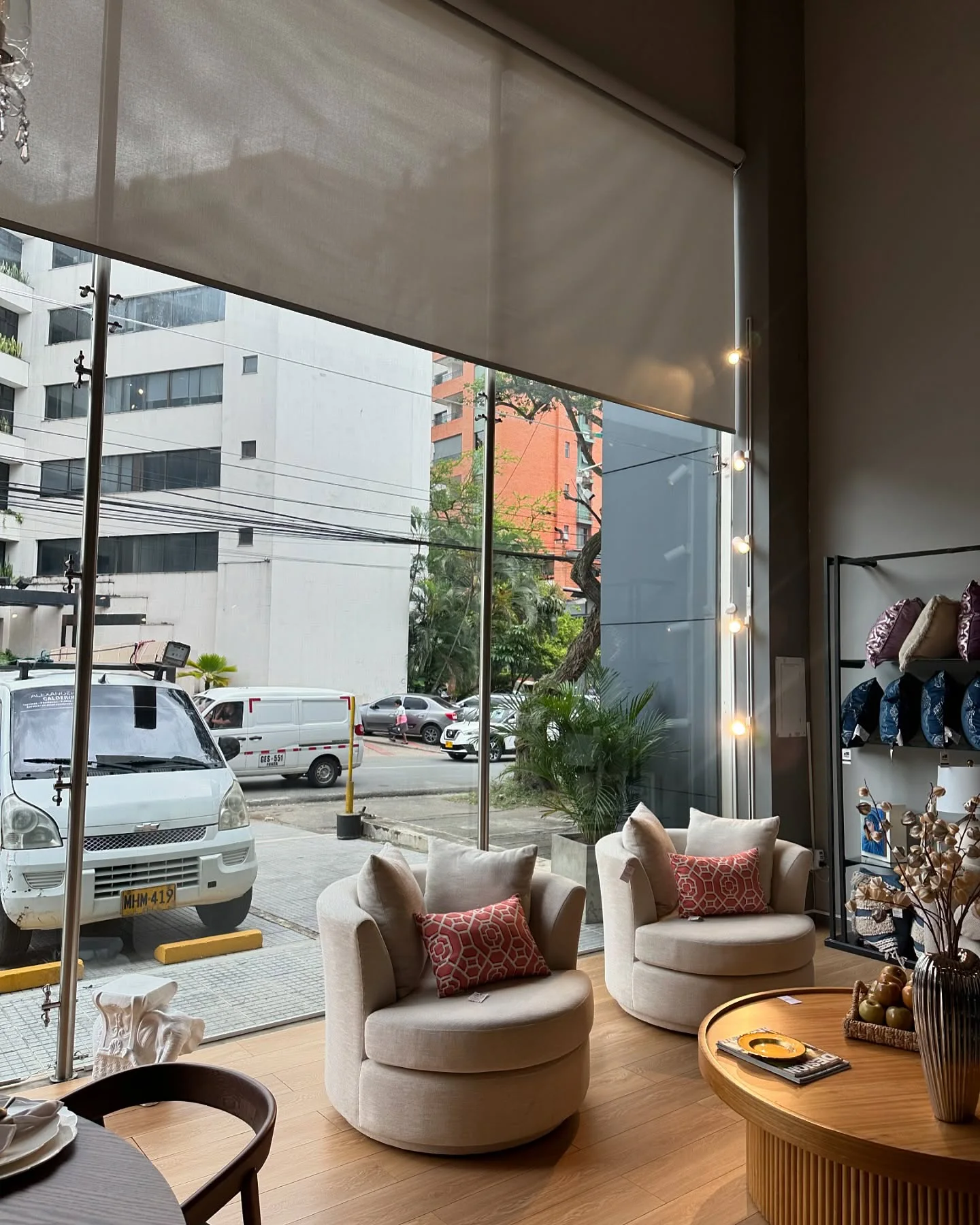 Cortinas enrollables screen en sala con vista a la calle, apartamento en Cali