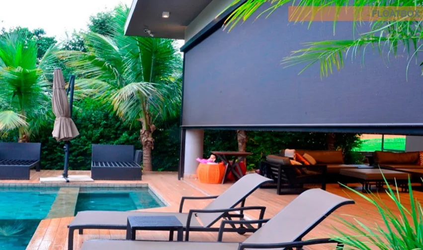 Toldo FloatBox instalado en zona de piscina y terraza en Colombia