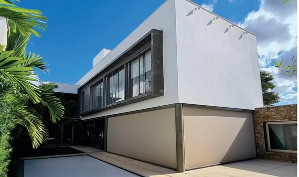 Toldos FloatBox exteriores en fachada de casa moderna en Colombia