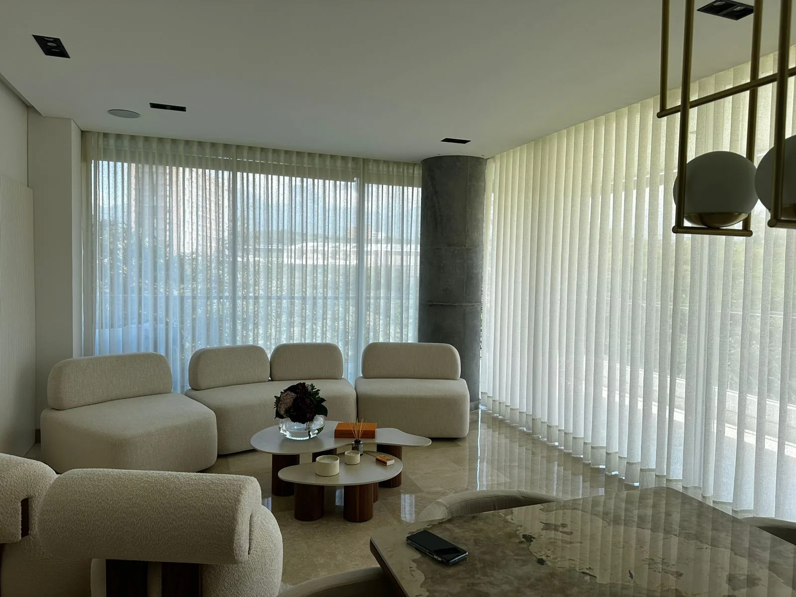 Cortinas en velo blanco para sala de apartamento moderno en Cali