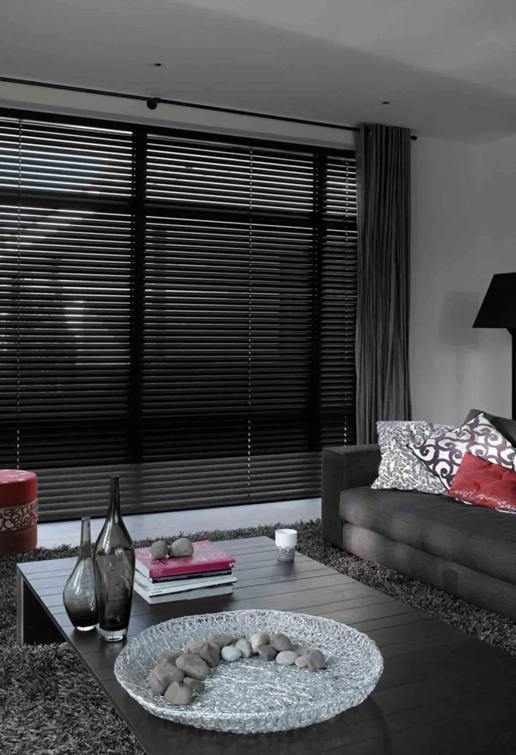 Persianas horizontales en sala de apartamento