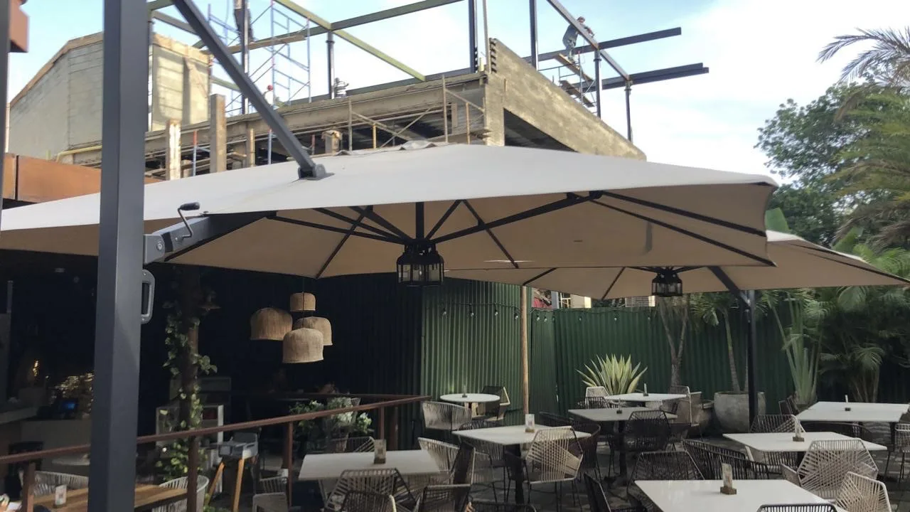 Sombrillas y parasoles para terraza de restaurante en Cali