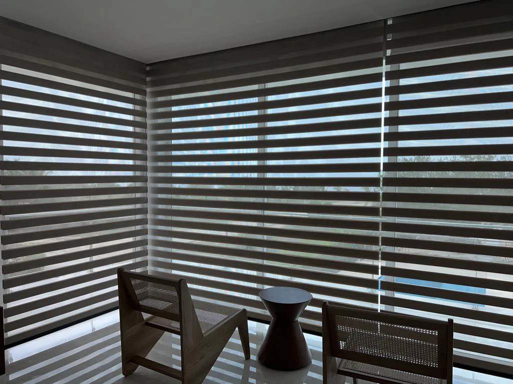 Persianas de madera y cortina sheer en balcón de apartamento