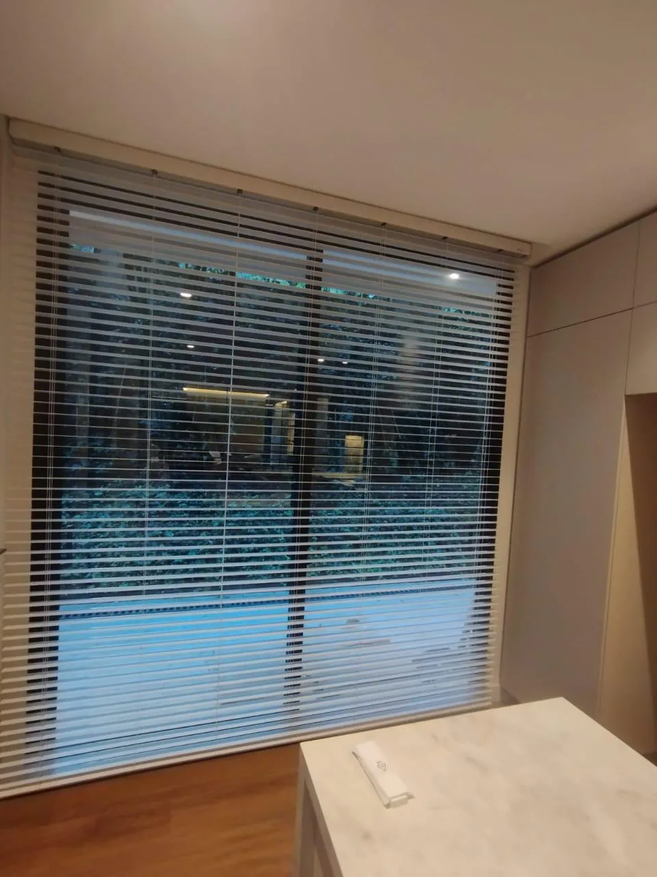 Persianas de aluminio en ventana de cocina