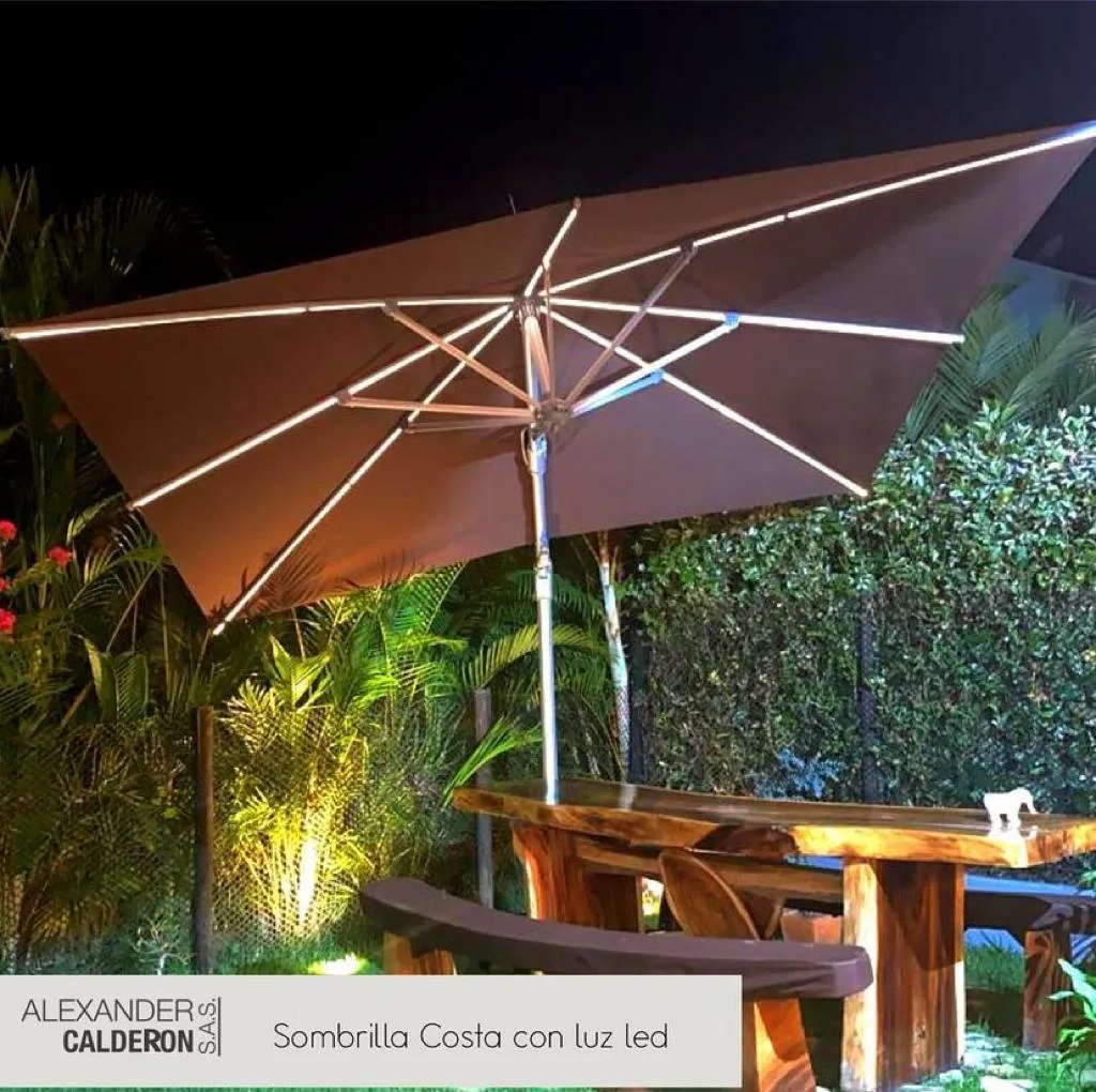 Sombrilla Costa con luz LED integrada en terraza nocturna