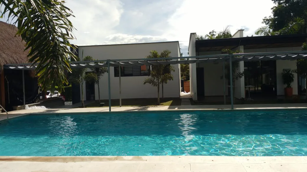 Pérgola y toldos junto a piscina en casa campestre en el Valle del Cauca